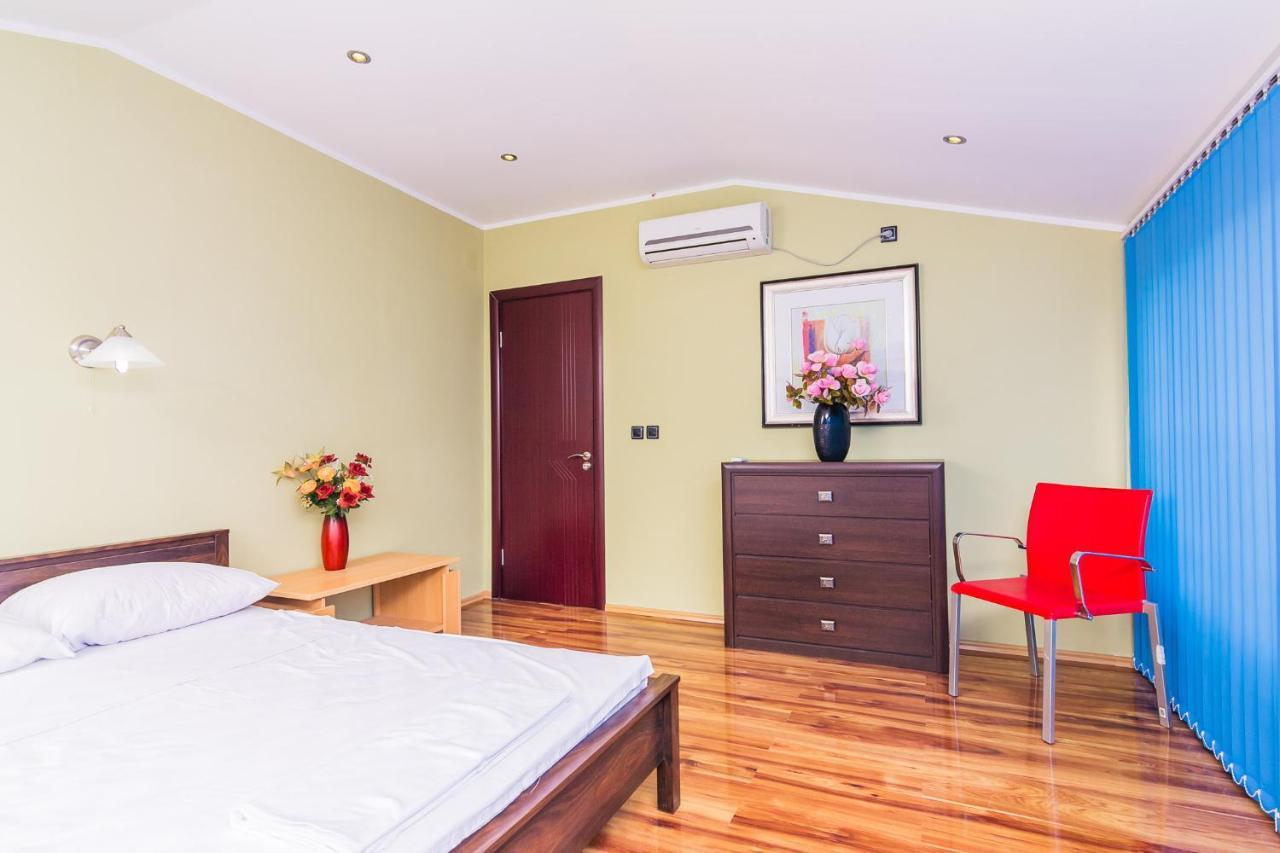 Villa Sea-N-Sun, 7 Bedrooms & Pool, Nearby Portonovi Marina. Дженовичи Экстерьер фото